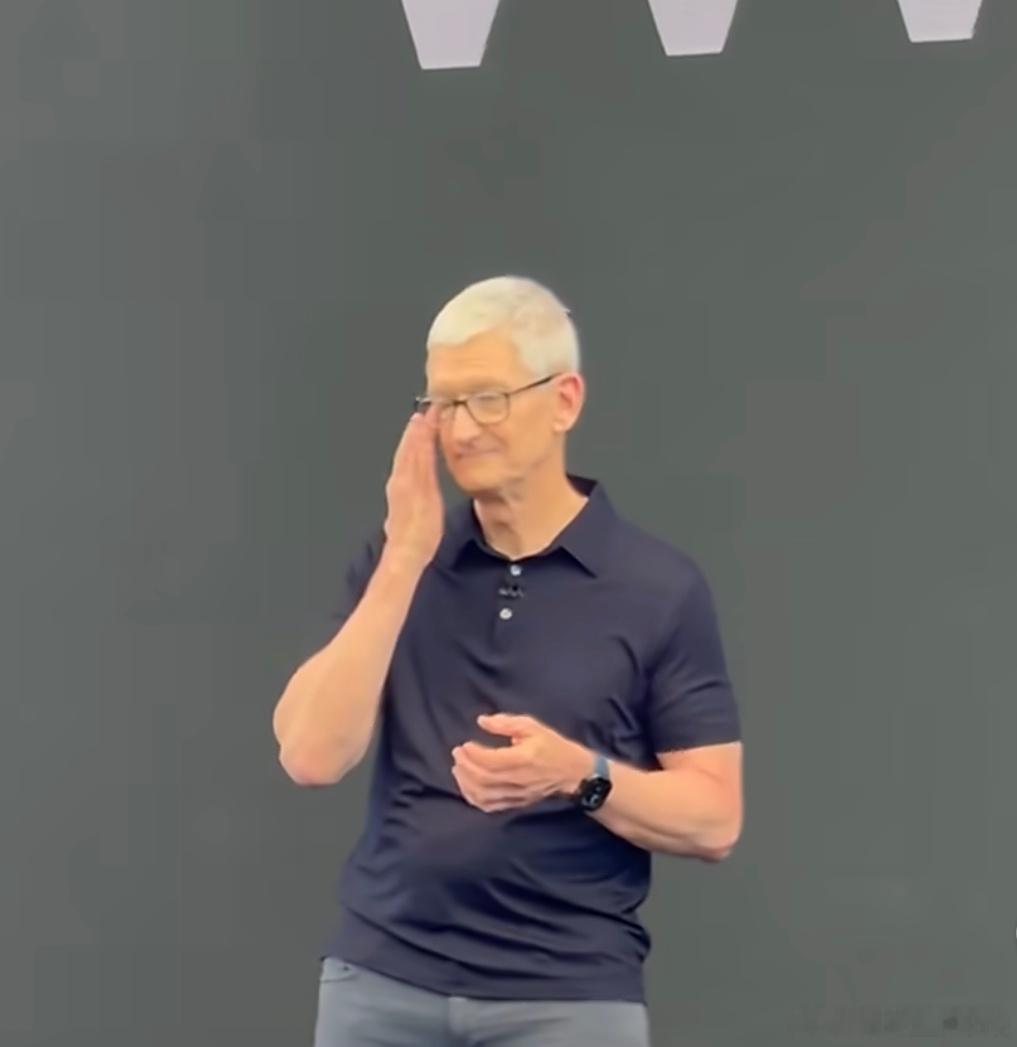 库克挥泪告别虽然挺多人吐槽库克掌门的这些年有几款iPhone挤牙膏、创新少等等，