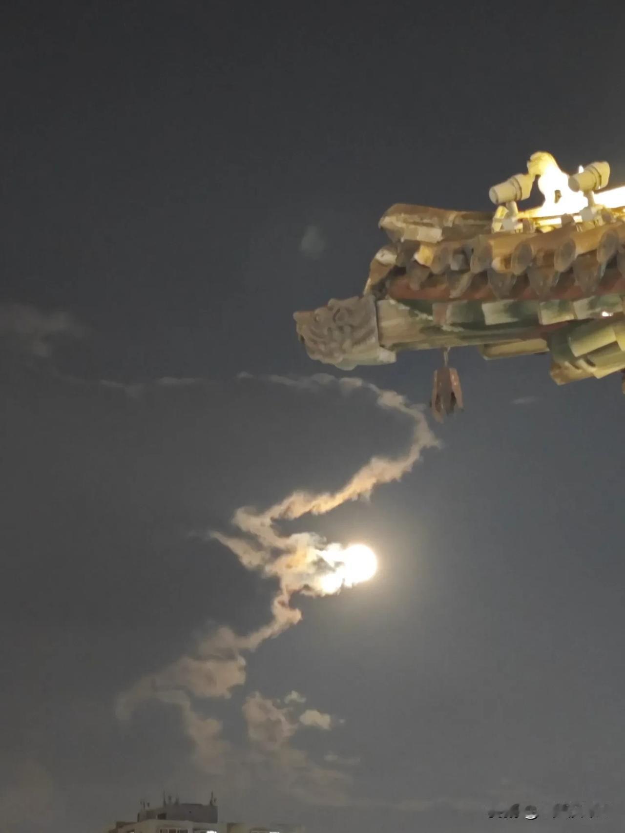 太极拳与气功异曲同工，正所谓练拳不练功，到老一场空，练功不练拳，犹如无舵船。