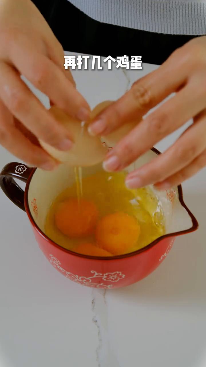 虾仁蒸水蛋。
孩子们放暑假在家，早餐也不马虎。
·虾去壳开背，加入胡椒粉跟盐腌一