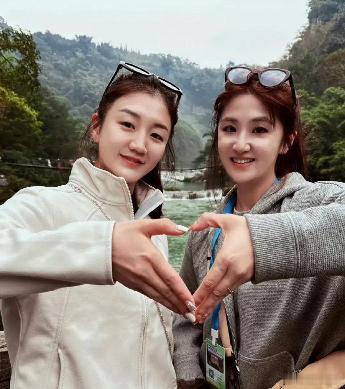 陈梦和朋友在贵州黄果树瀑布旅游合影。她玩得超级开心，也是难得假期 