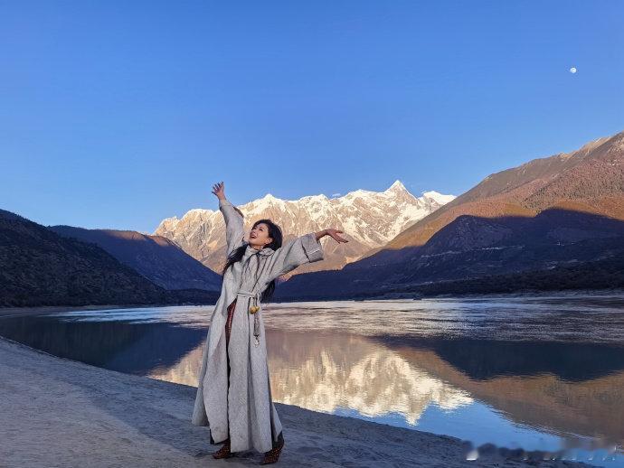 万茜好明媚的一张脸舞台上的万茜光芒四射，一举一动都带着明媚的气息，私下里的抓拍镜