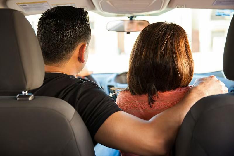 湖南浏阳，男子与同村的已婚女子长期保持不正当关系，两人约会期间，因琐事发生争执，