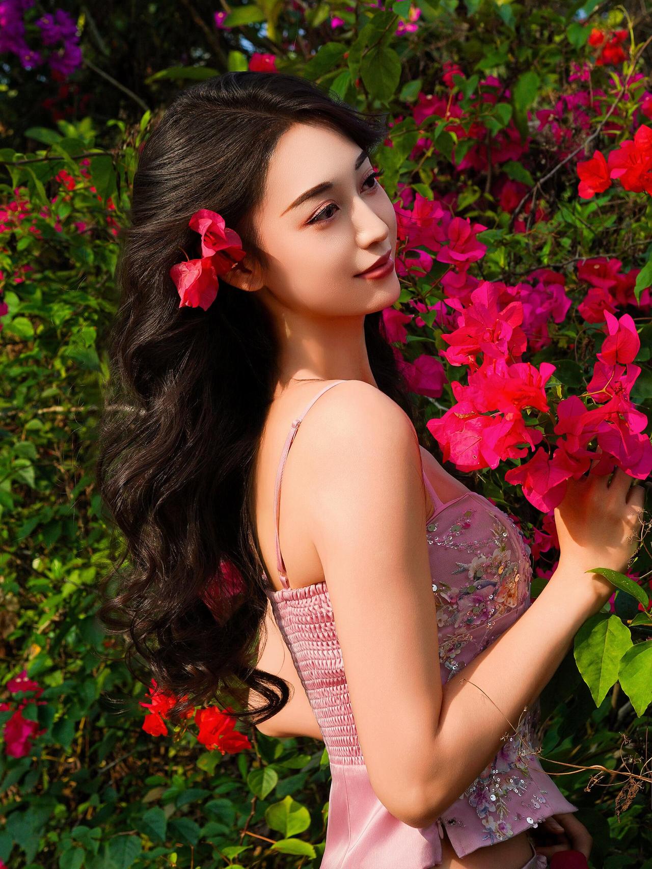 分享一张随手拍下的惊艳照片春光漫过青石塘，粉衣与繁花，共赴一场温柔的邂逅。