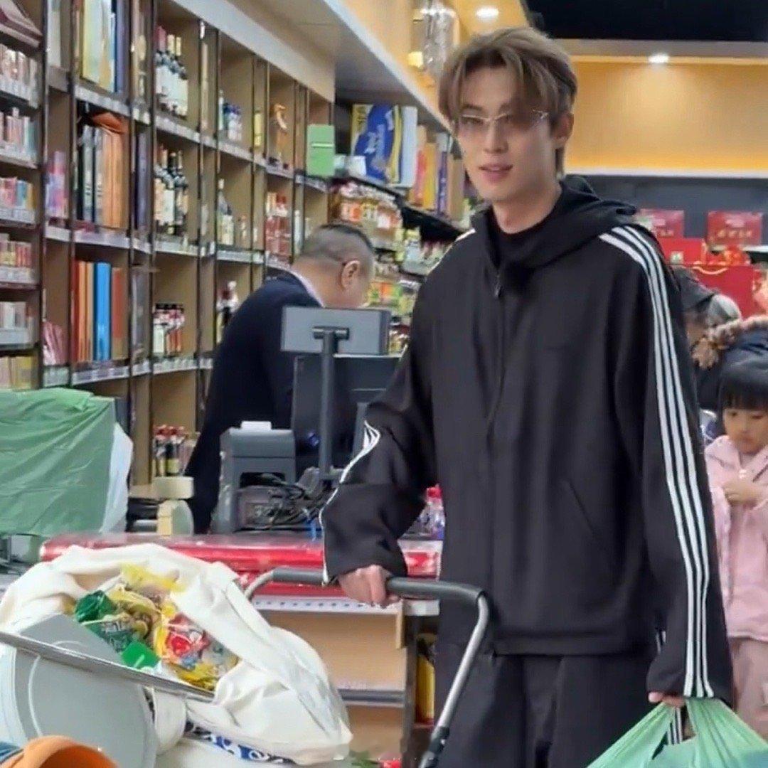 白鹿王鹤棣白鹿买了一车东西亲爱的客栈2026白鹿王鹤棣实诚采购，一车物资堆满，录