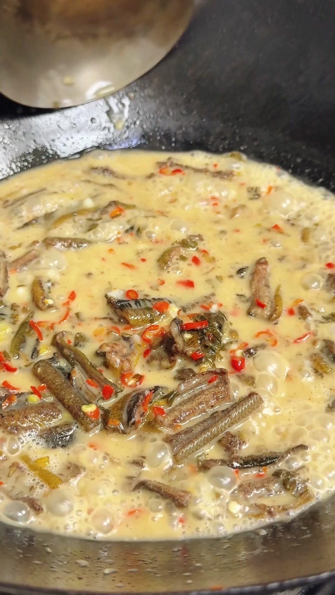 👏香辣鲜嫩，毫无腥味，连汤汁泡饭我都能吃4碗。

1️⃣准备
土鳝鱼洗干净再去