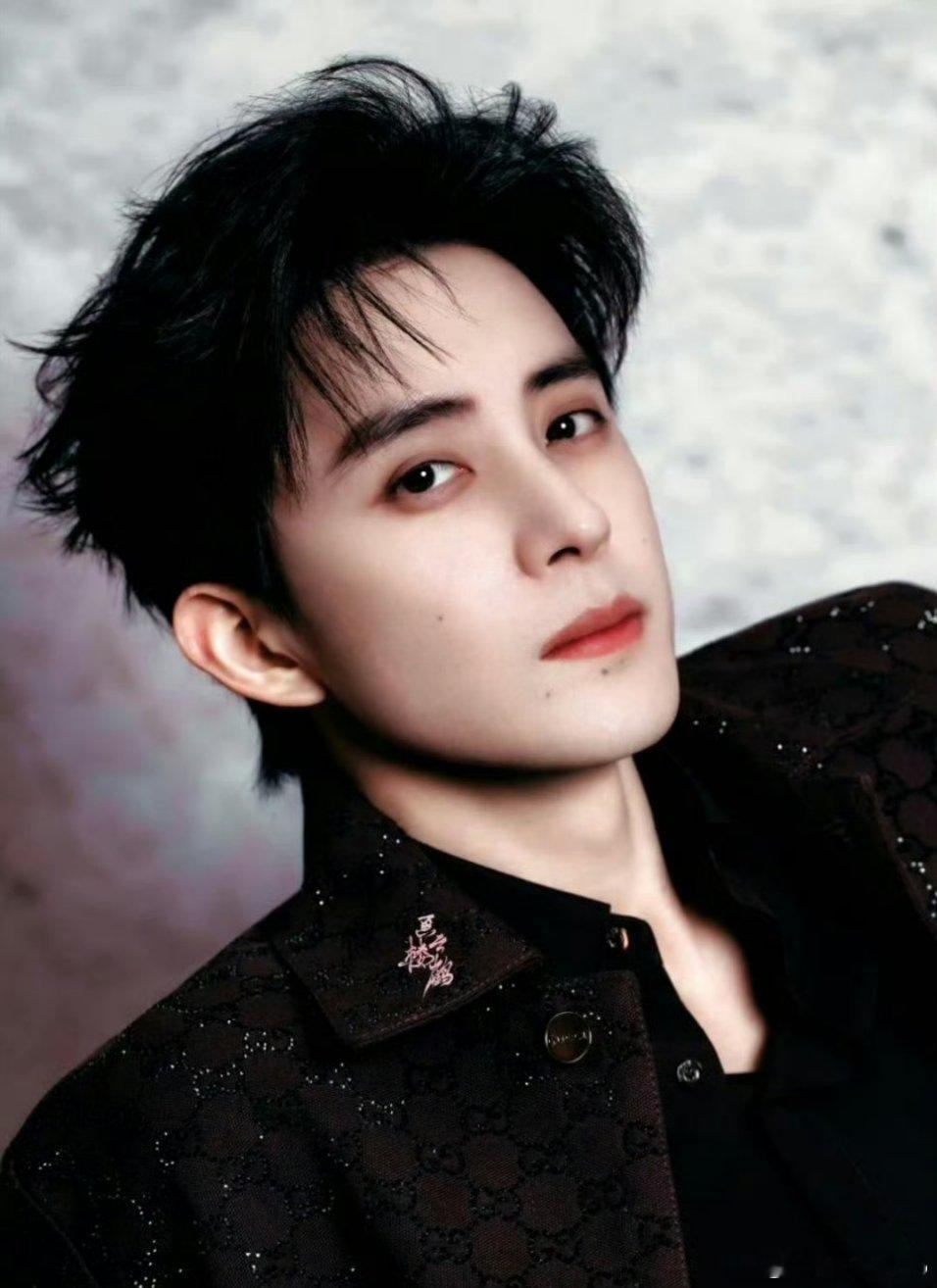 敖瑞鹏跟田栩宁两人今天都有直播活动呢，依旧主打的是黑色系妆造服装搭配，两位都很帅