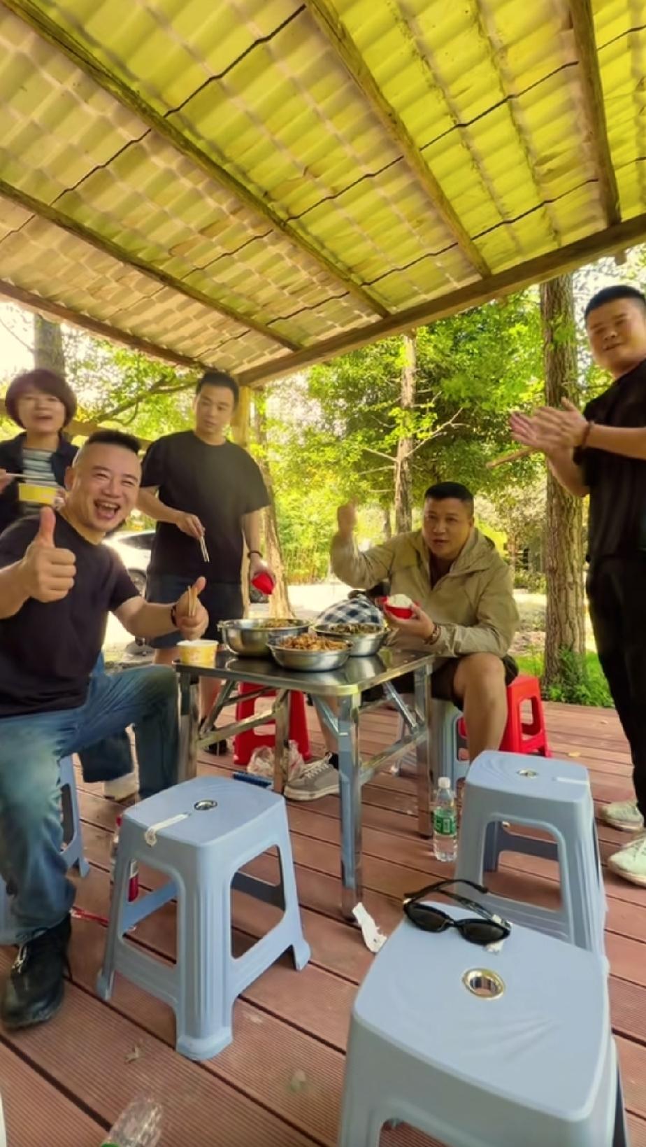 军哥带着老婆千里迢迢，从江西来到云南大理，与海哥带领的地球村大部队顺利汇合。军哥