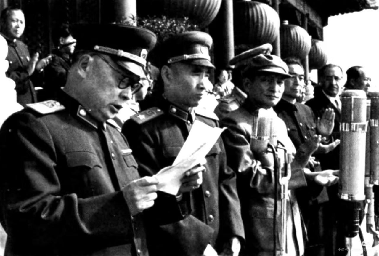 不少短视频把这张开国大典老照片里讲话的人认成刘伯承、贺龙，还瞎编是战前动员，这完