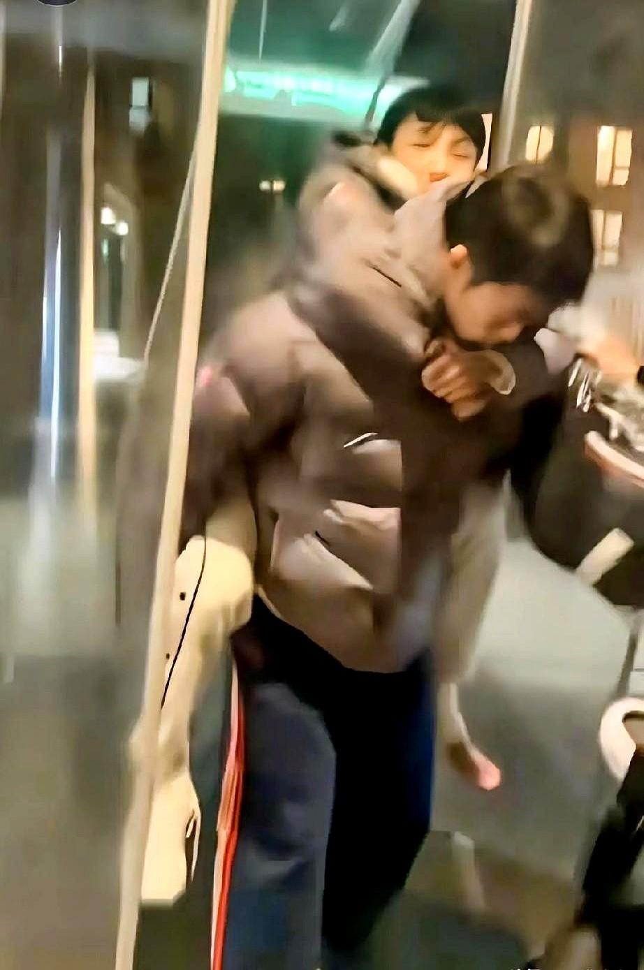 女球迷为他哭到哽咽，他却反过来安慰大家。

京粤大战上，周琦回防时被推了一下，失