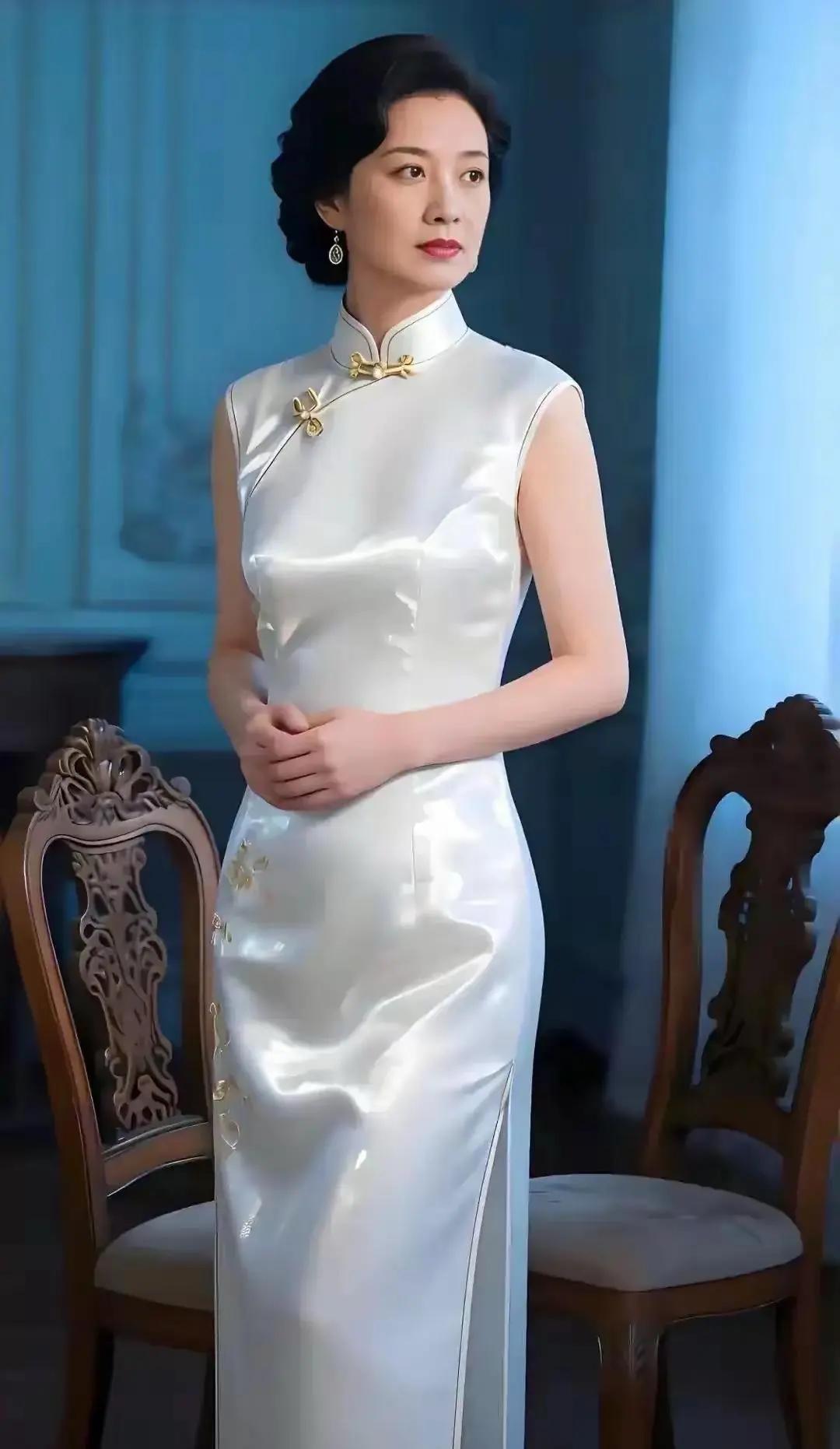 天生丽质皮肤白
风流有貌又有才
别看今年五十三
风韵犹存还挺帅。