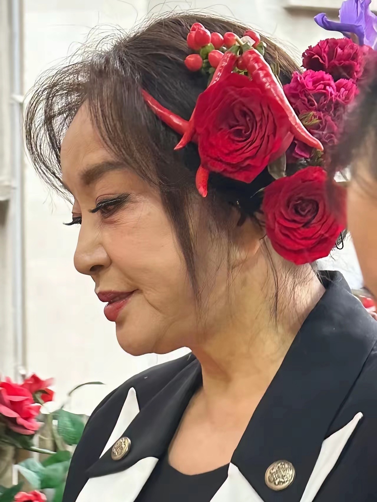 近距离拍摄的刘晓庆说实话，人老了浓妆艳抹真的不适合 
