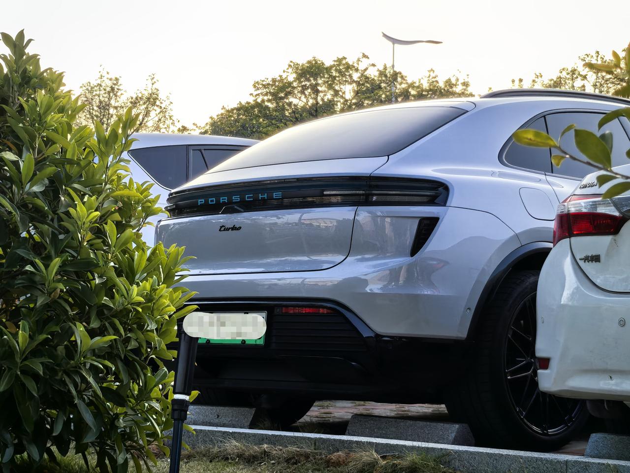 竟然有这样的人才！电车买保时捷、奔驰！满满的土豪气息。你买油车我还能理解，电车是