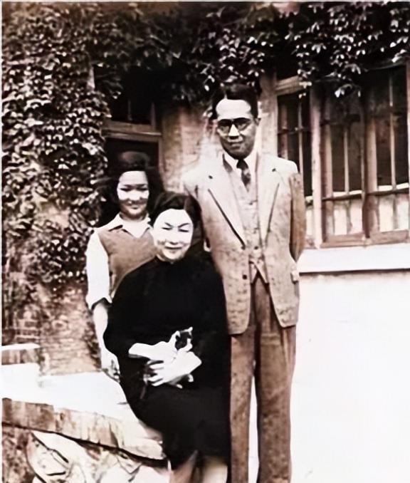 1973年，钱钟书的女儿钱瑗因洗衣服被邻居打了一耳光，他62岁的妻子杨绛立即冲上