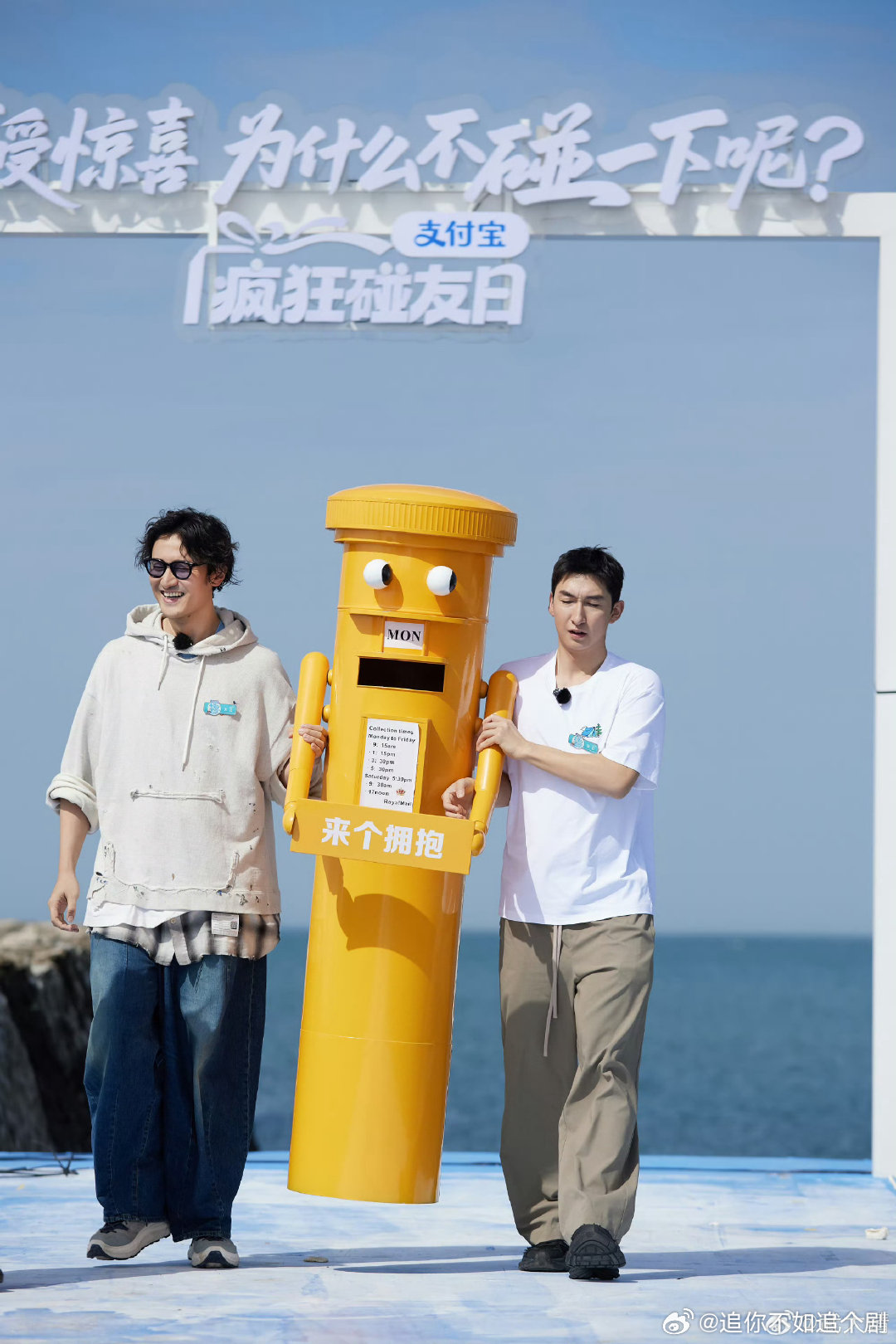 武大靖划船梦回跑男龙舟赛运动健将的优势太明显了，水上项目随便玩都很有气势，太让人