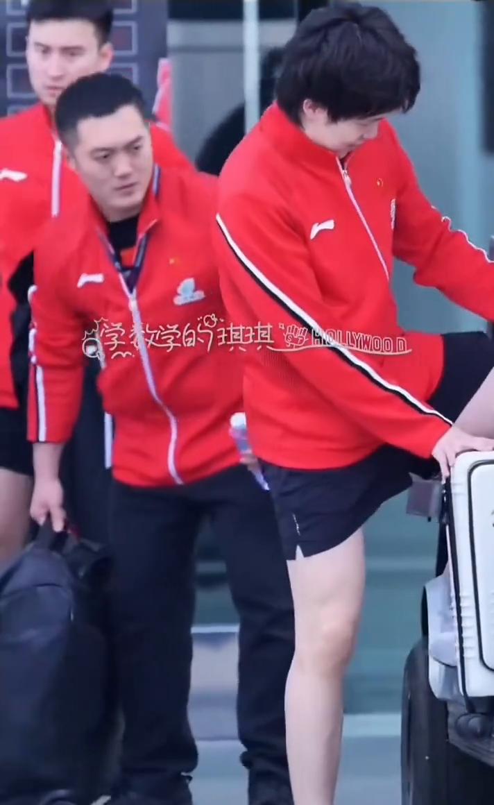 小莎：这小车就第一天拉我了，后面就不让坐了。告状有用，今天小莎又开心的坐上小车车