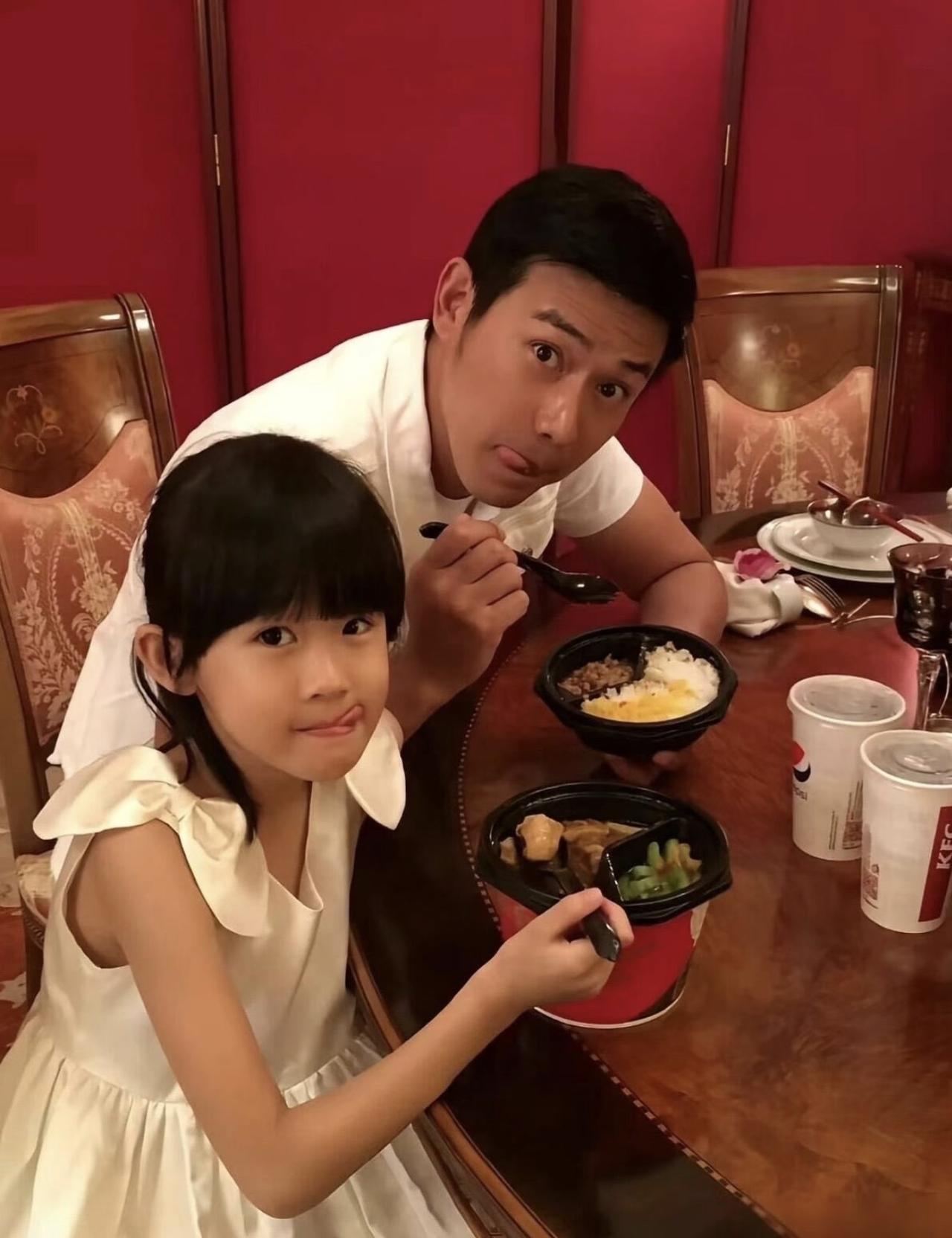 2016年，陆毅晒与贝儿吃饭合影，并配文：“贝儿细长腿随妈妈，胃口呀，却随我”。