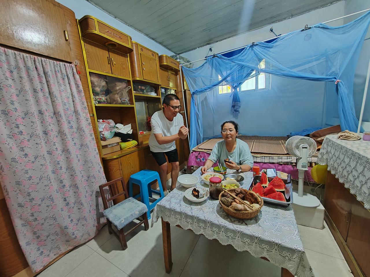 今天是妈妈的生日，
我问妈妈今天生日打算怎么过？
妈妈说坚决不过。
我跟我妈说给