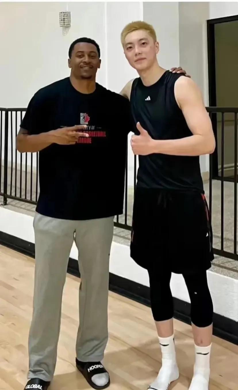 即使不打篮球，估计广东球员胡明轩也能生存的没问题！
因为长相和气质真的太帅了！
