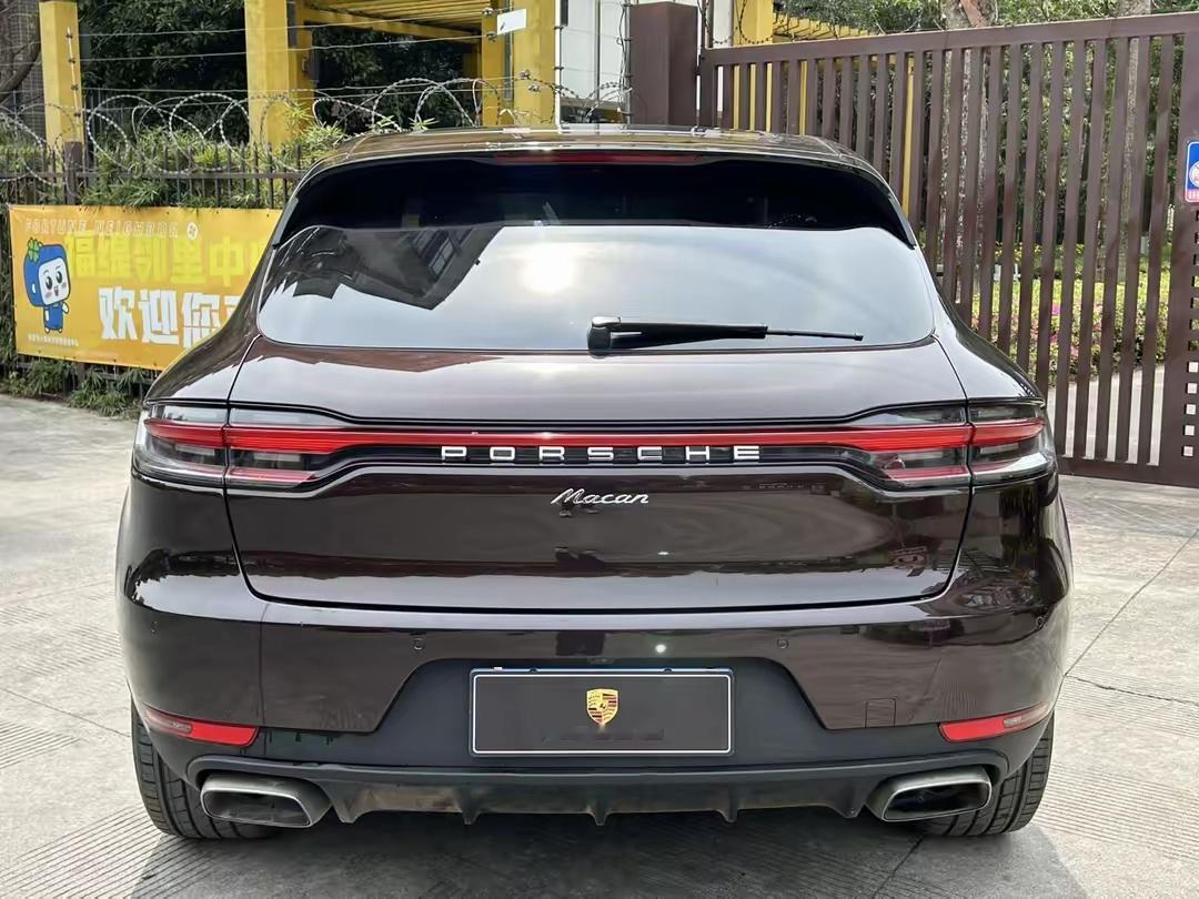 保时捷Macan是一款豪华中型SUV，2013年推出，2014年进入中国市场，其