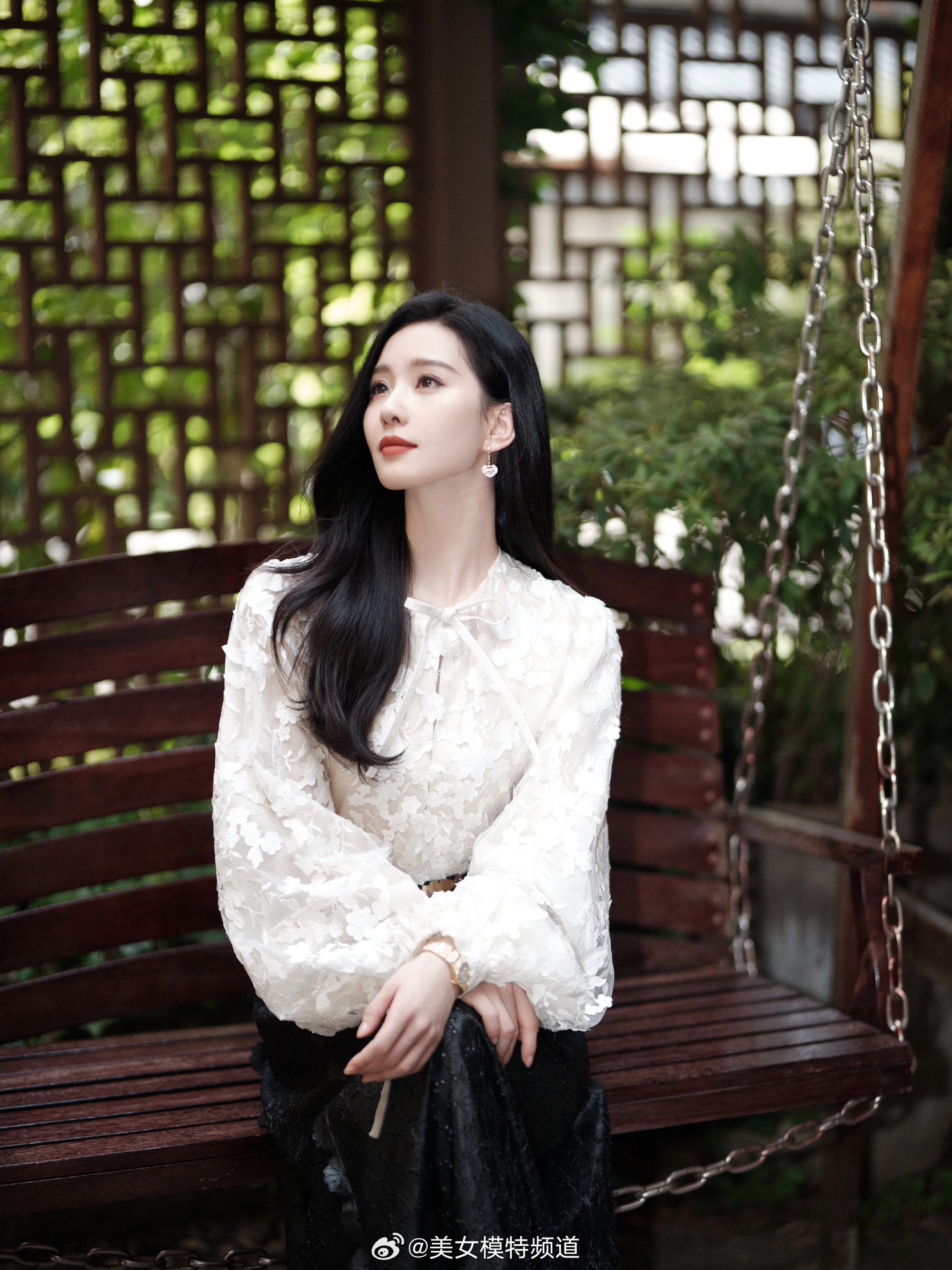 刘诗诗复古蕾丝穿搭 