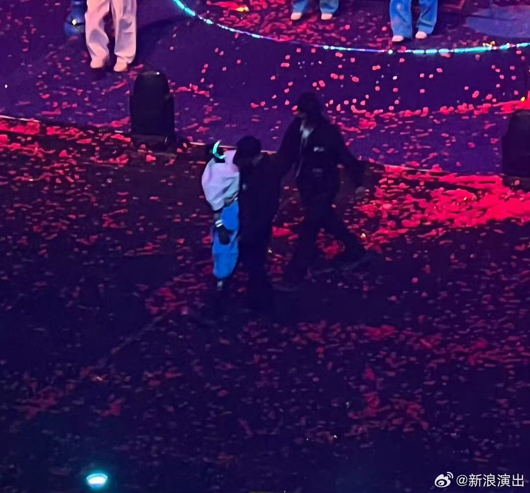 张杰鸟巢机器人演我上班舞台气氛全靠机器人整活！张杰鸟巢呆萌犯错，自带喜剧感，越看