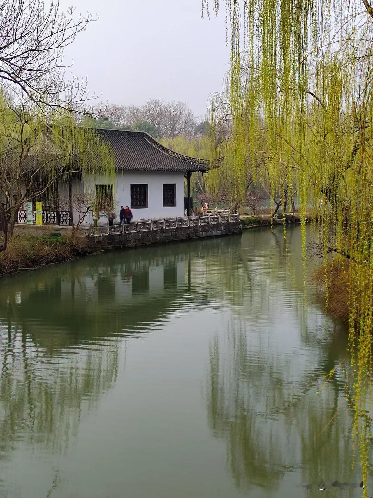 今天出去游玩拍摄又遇到了轻度污染的雾霾天气，突然产生一种观点也不知道对不对！我认