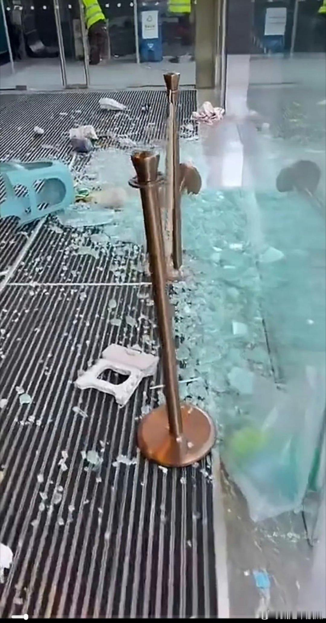 张凌赫线下活动取消目击者发声天呐 太危险了吧 