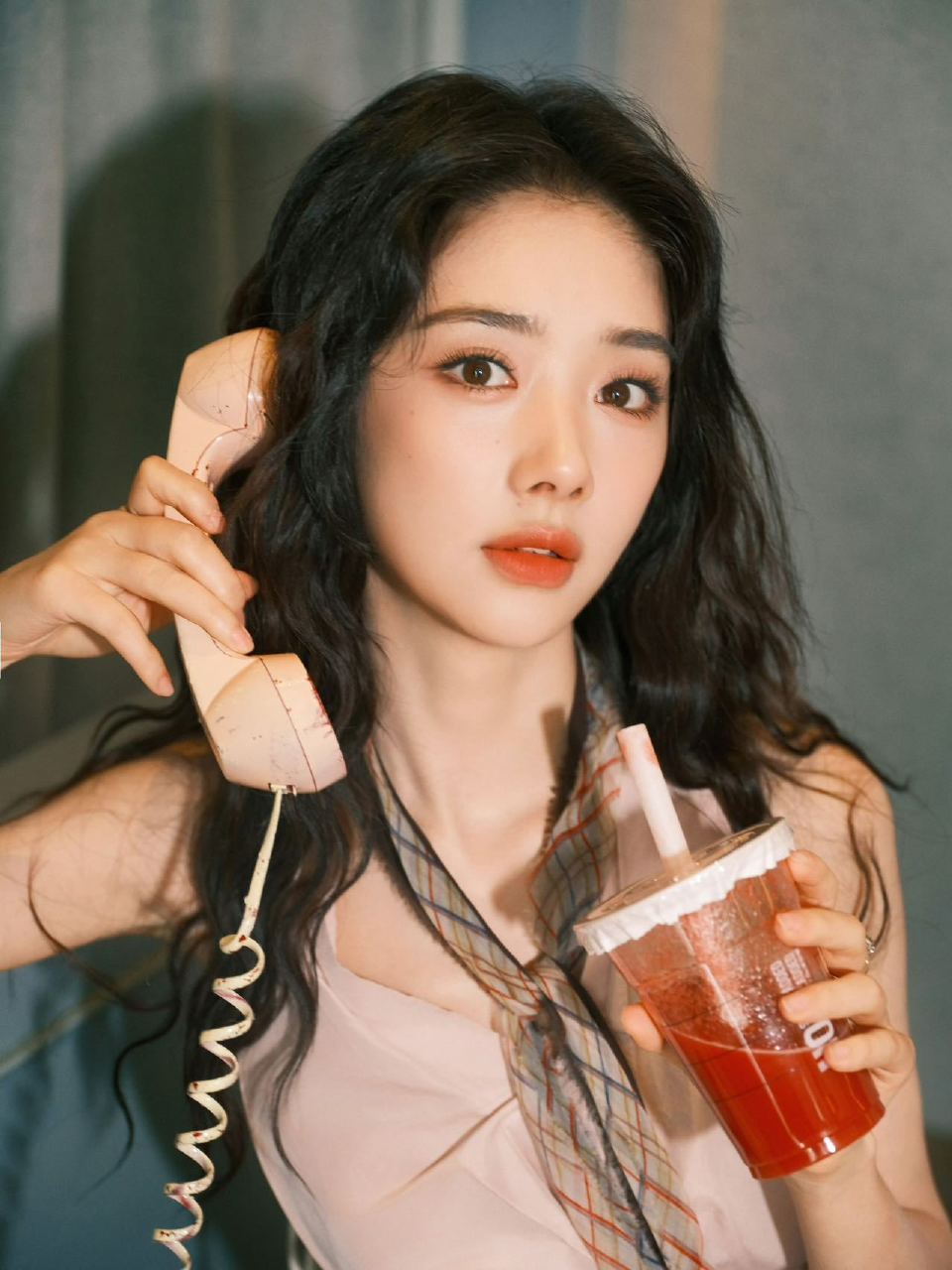 被今天这个王影璐美到没辙了[捂嘴哭]好新鲜的脸庞、好美的线下状态，和男主互动时的