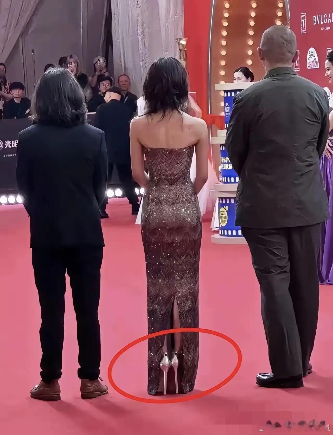 都在嘲讽张子枫身高不高，鞋子来凑。我却佩服她年纪轻轻，却成熟稳重。小小的身体，大