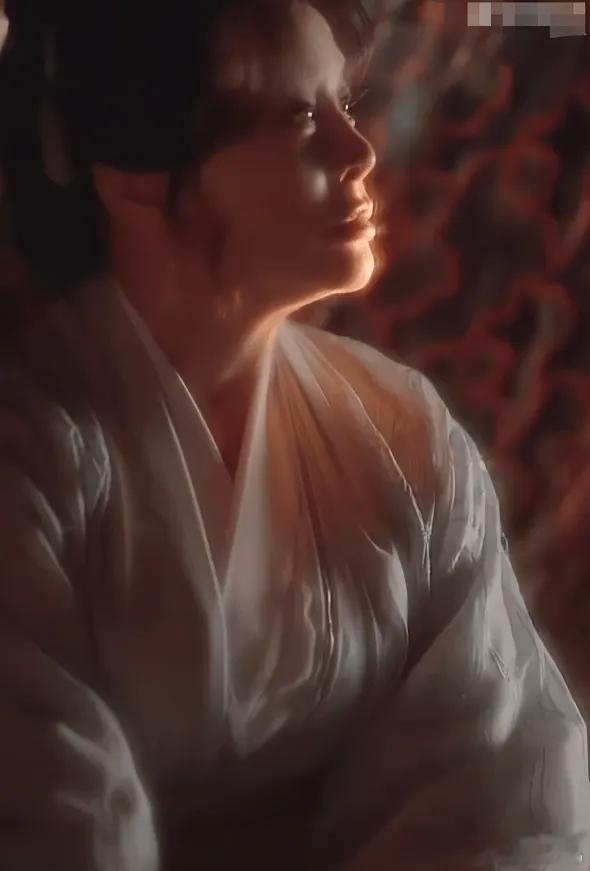 76岁的刘晓庆和29岁的搭档拍短剧，这吻戏是难舍难分，而且还特别的唯美，穿着浅蓝