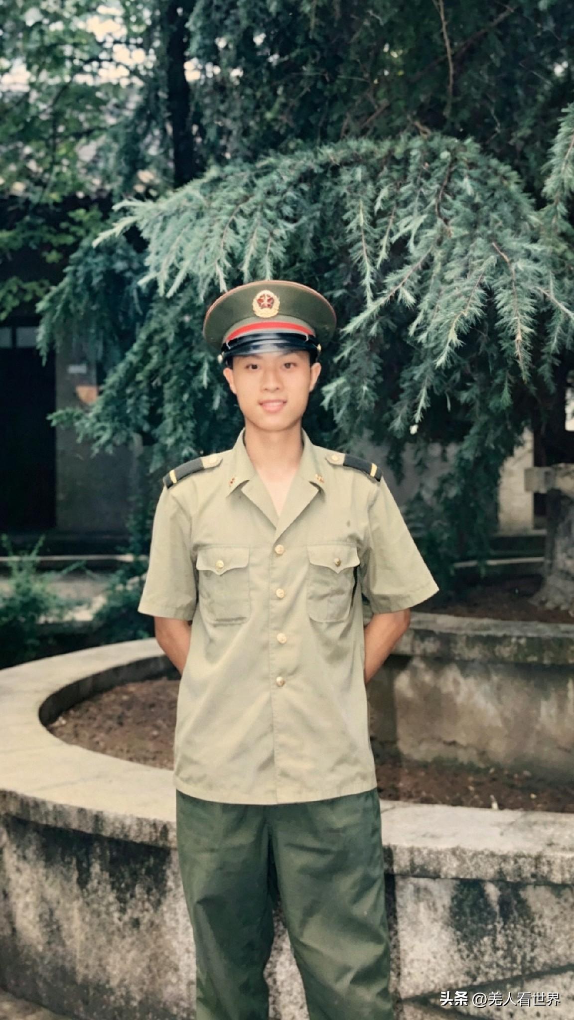咏怀诗—旧军装
图文.羌人山里汉

旧影留存青涩颜，
当年戎装正少年。
一别军营