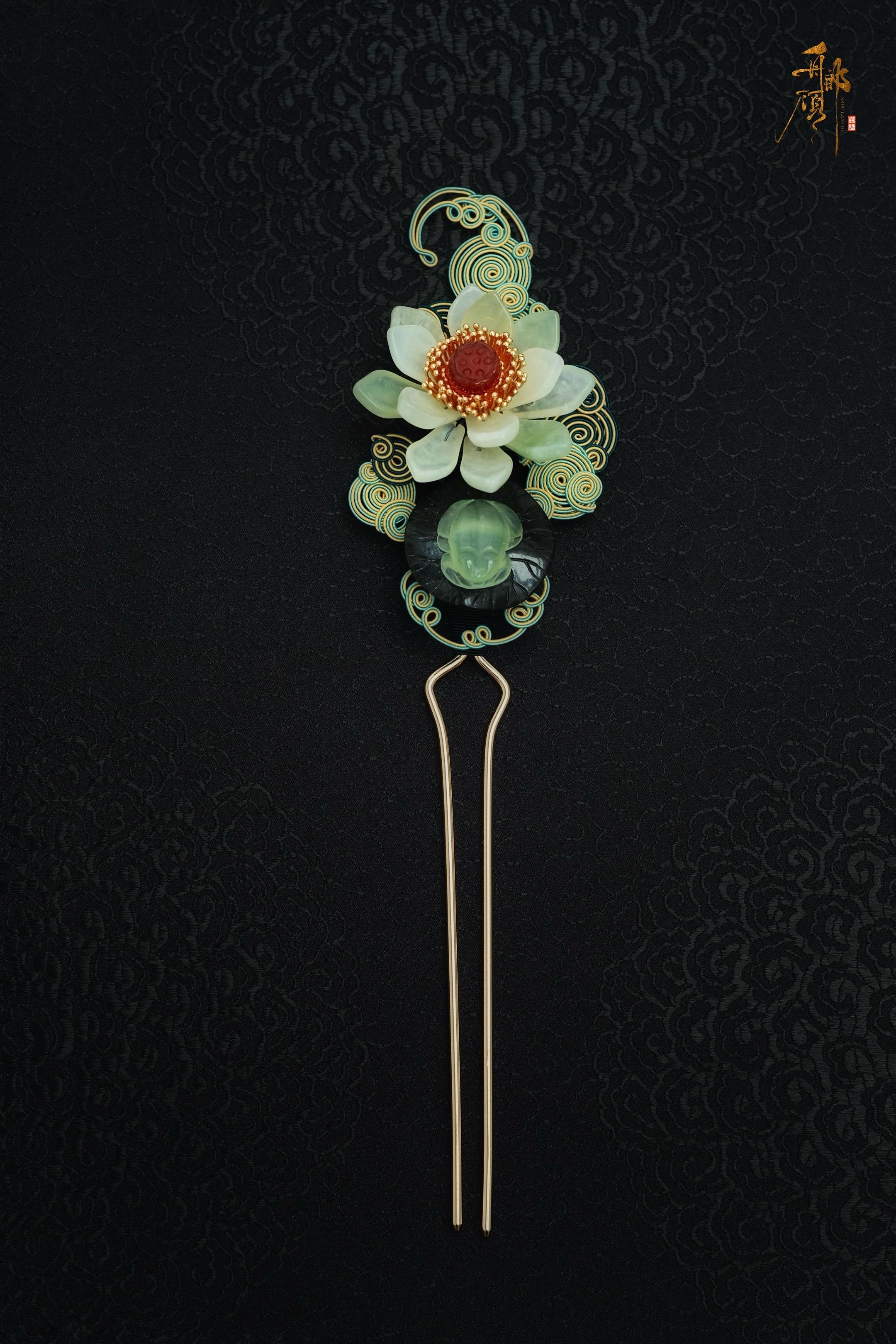 「 萬 千 花 蕊， 慈 母 悲 哀 」。