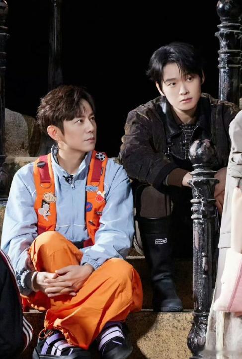 一想到何老师80还得探案就心酸时光慢慢走，热爱永不散，能看着何老师从年轻探到白头