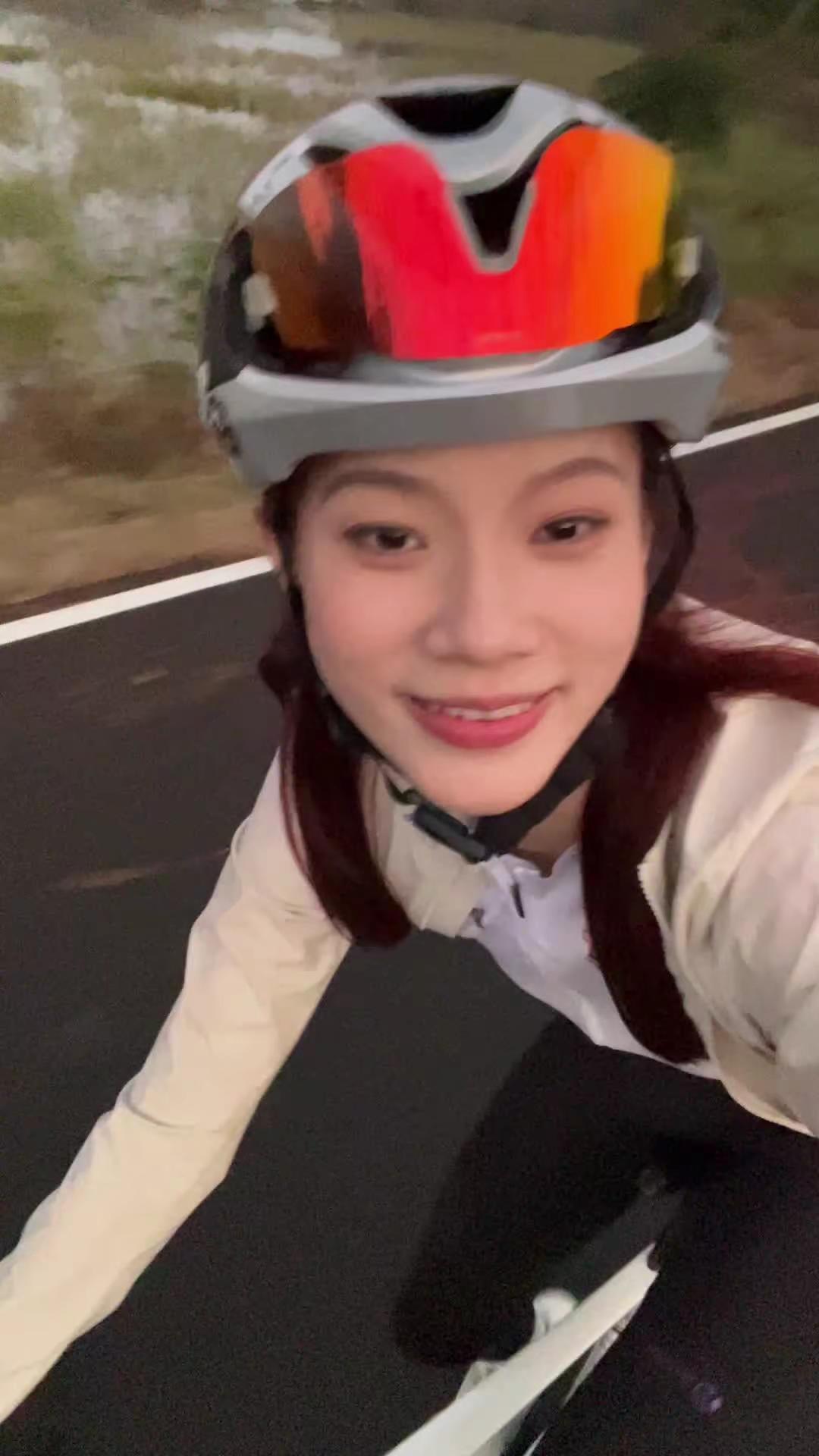 朋友出门骑车嘛，感受光影在脸颊上的变化瑞豹 瑞豹sparkevo 女骑