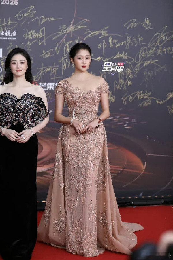 蒋欣关晓彤聊什么呢蒋欣关晓彤聊得太投入，都没注意镜头吧！到底啥悄悄话，能让俩人这