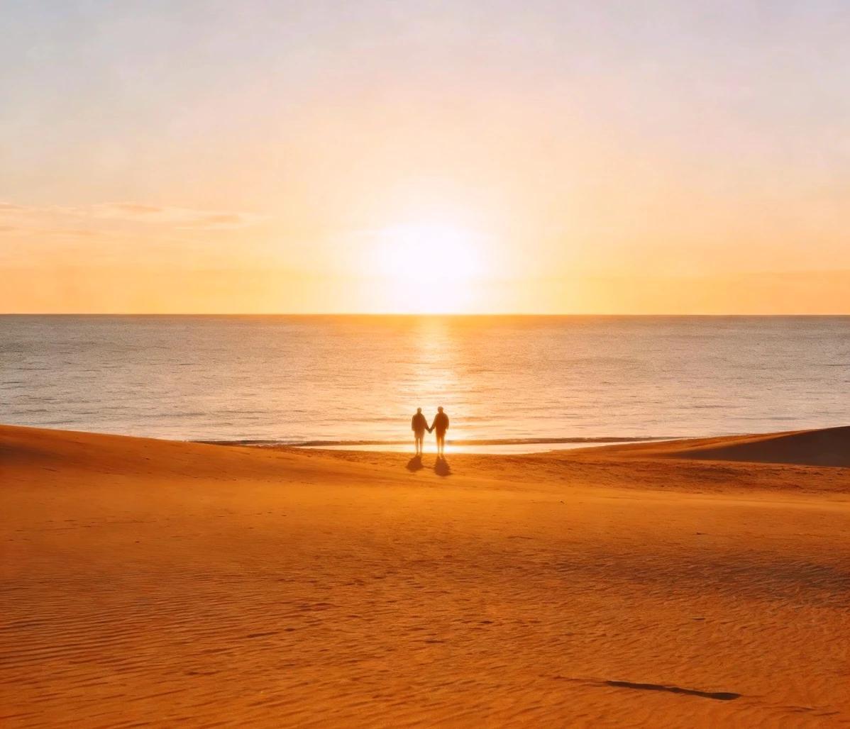 大自然真的太奇妙：
霞光绚烂无限美妙，
共享天地一线相连。