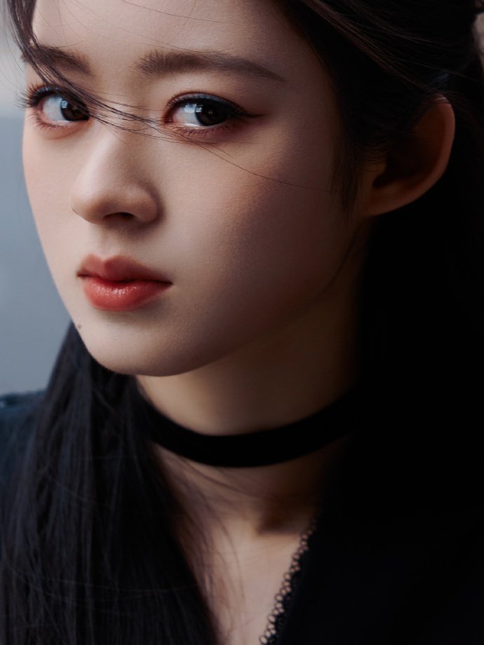 黄杨钿甜踩高跟鞋舞剑黄杨钿甜穿高跟鞋舞剑黄杨钿甜穿高跟鞋舞剑又飒又稳，挥剑动作利