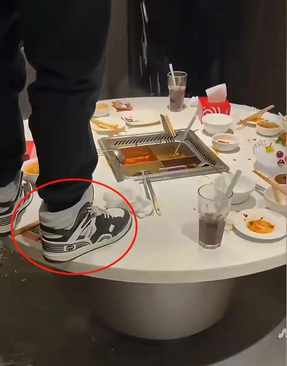 “太炸裂了！两个17岁少年竟在海底捞包间干出这种事！”当这则消息如炸弹般在网络炸