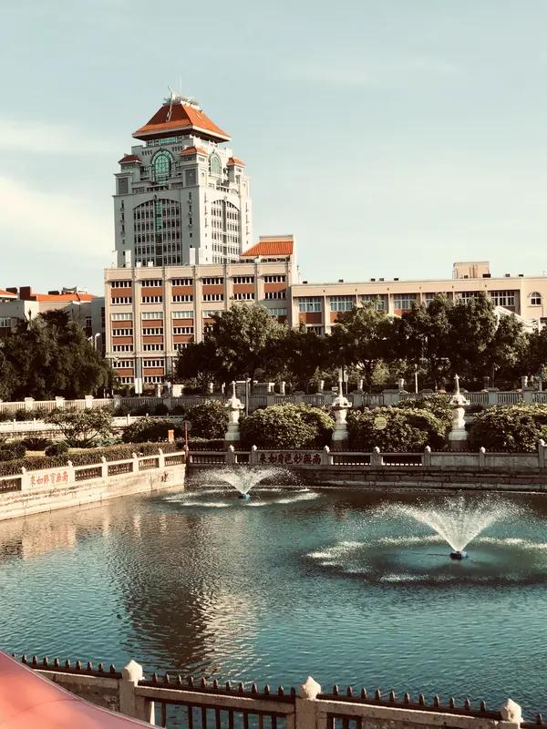 为什么高中要努力考个好大学?
1、考上好大学，未来自己的朋友圈大多数都会是社会的