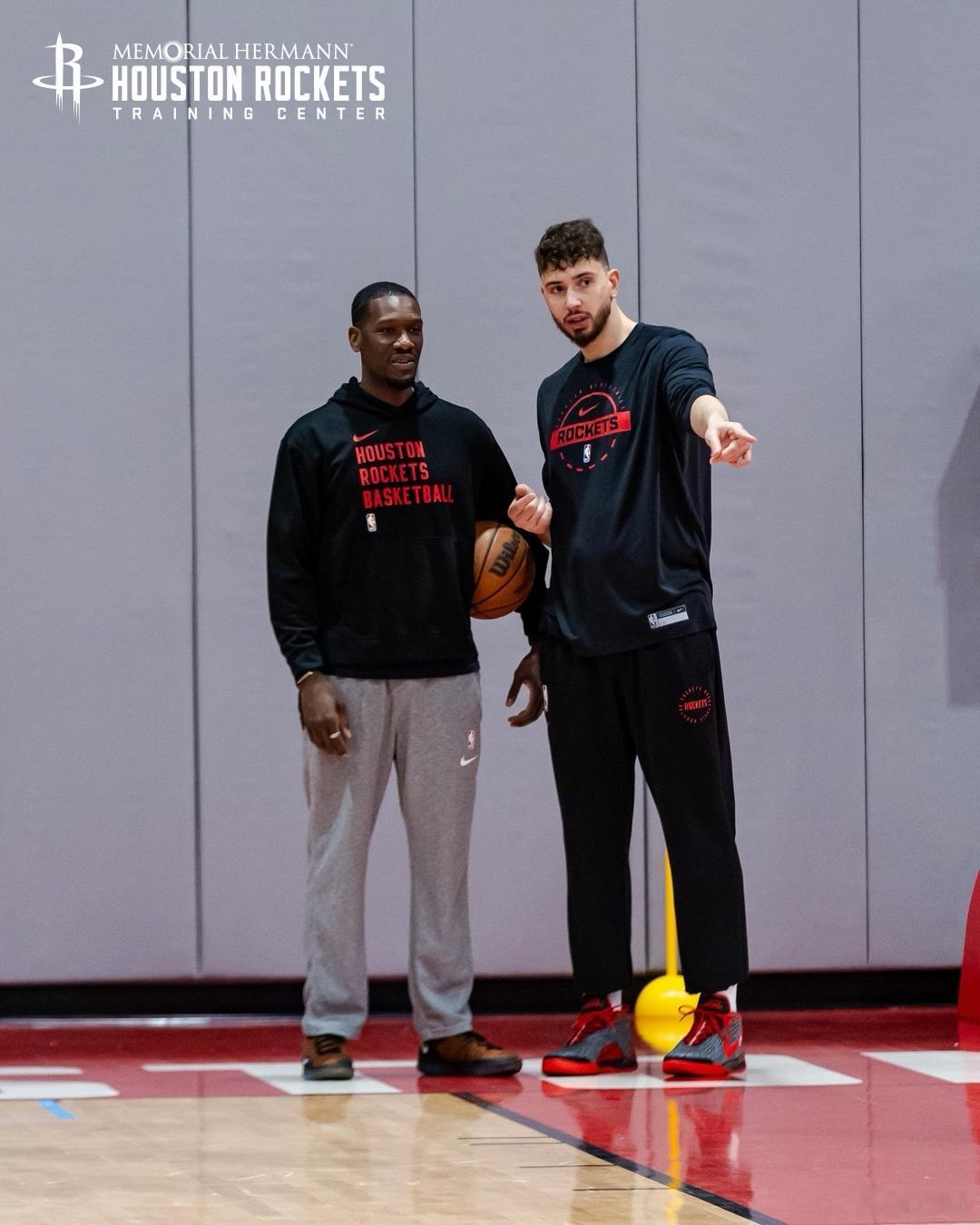 申京（背部）不在明天比赛的伤病名单中。阿尔佩伦申京休斯顿火箭赶进度了？？ 