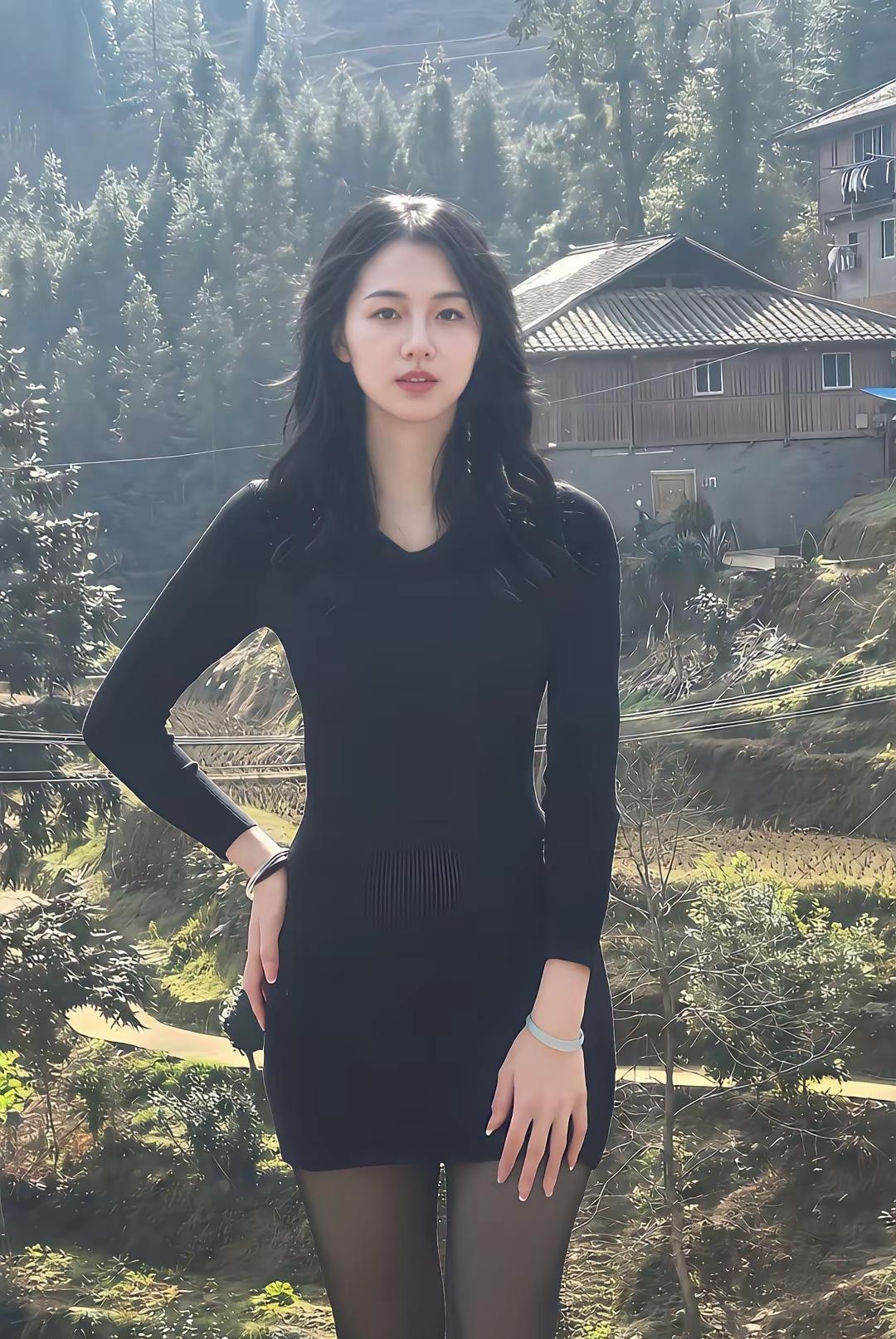 在山间小路上，黑裙少女与自然融为一体，静谧而美丽。这样的穿搭，是很多男士的最爱吧