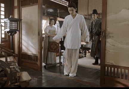 丞磊真的不是在学赵露思吗，简直一模一样 