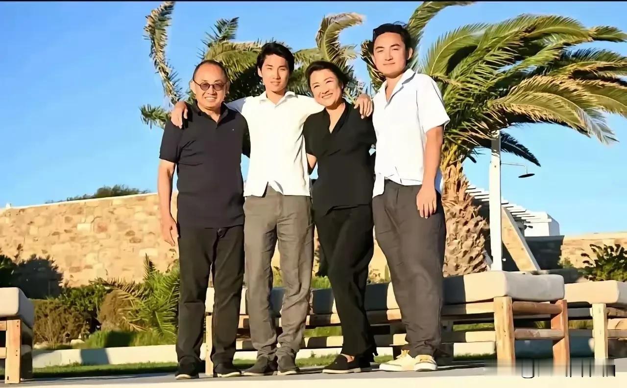 在房地产这条路上，能全身而退，潘石屹做到了，他选择定居美国，给美国大学捐款，虽遭
