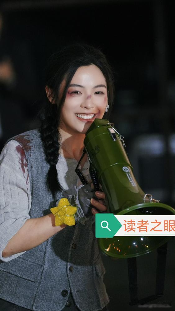 我算是服了，陈丽君下班见面会，嗓子喊哑了，直接从包里掏出个巨大的绿色喇叭。
刚