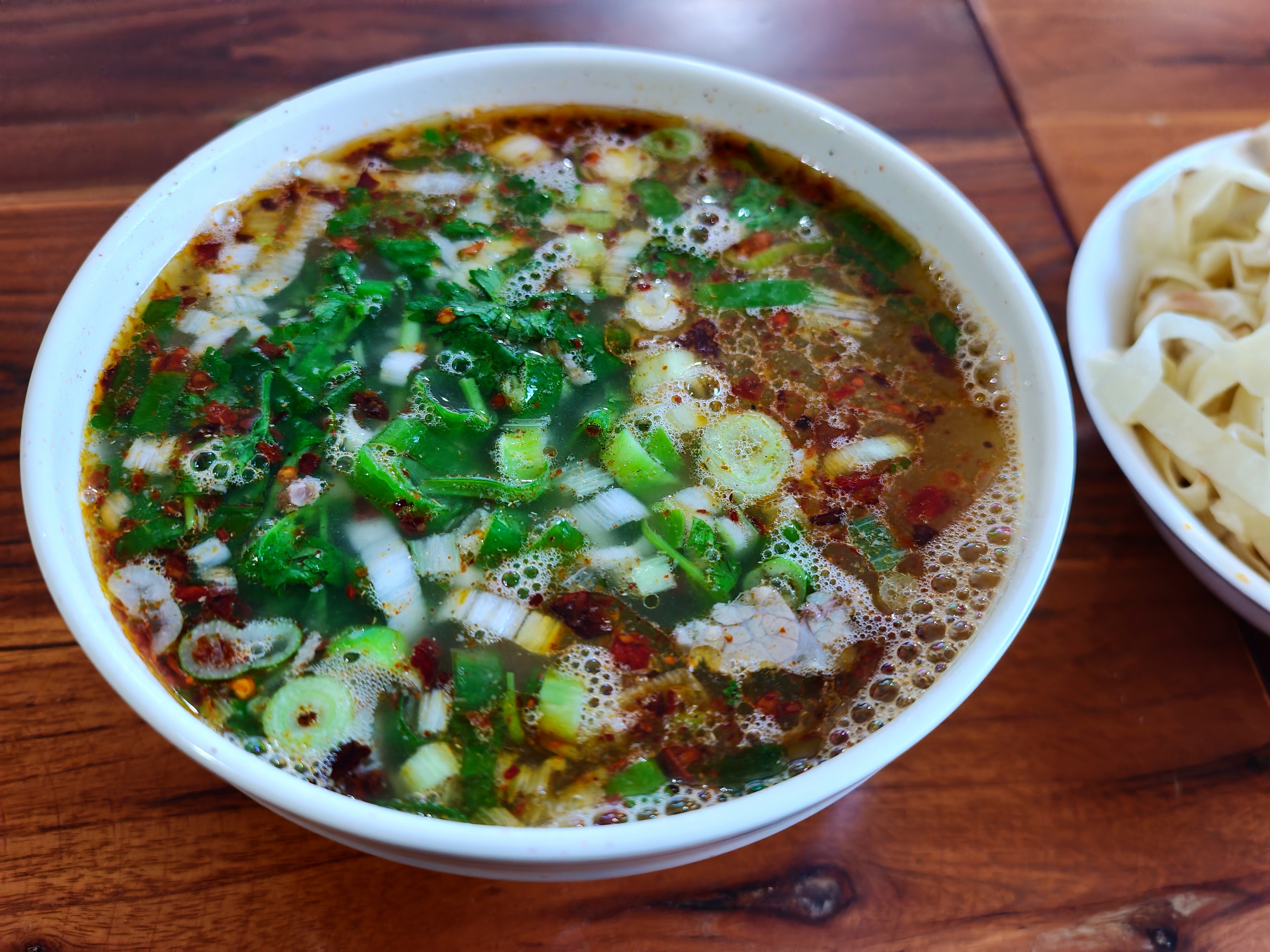 来喝洛阳牛肉汤了，第一口完全没味，我就知道来对了。洛阳的老店一般都是甜汤，倒不是