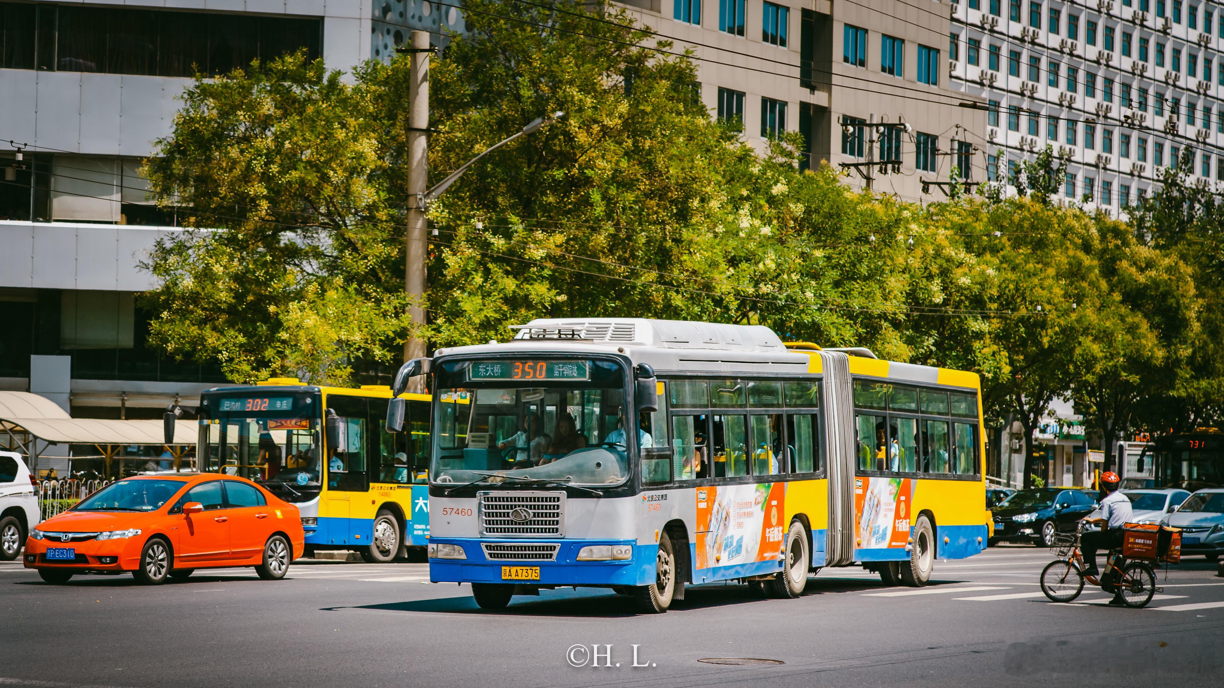 北京350路铰接式公交车，京华牌。 