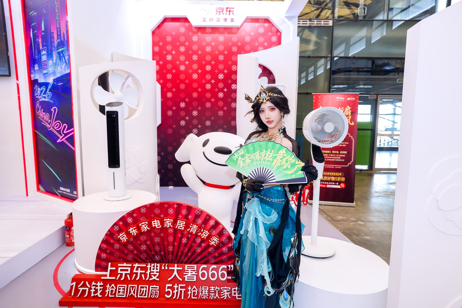 今年CJ热晕了全靠这把扇子救命 魔都CJ热度直接拉满，场馆里人挤人热浪扑面而来。