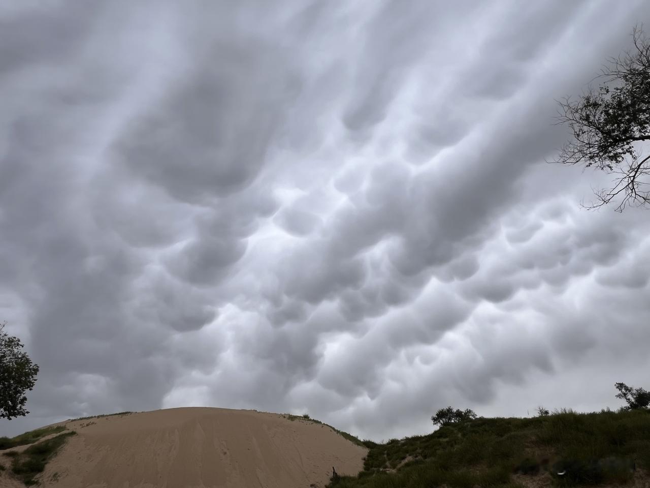 分享一下你随手拍下的照片沙漠里要下雨了，这是什么云？
