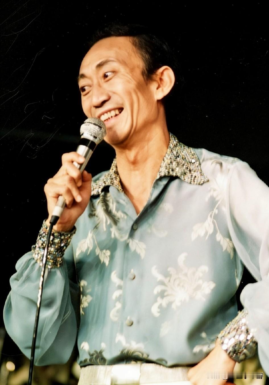 喜剧泰斗 跨越影视与文坛的多才艺人魏平澳
 
以鲜明的喜剧特色、小人物刻画及独具