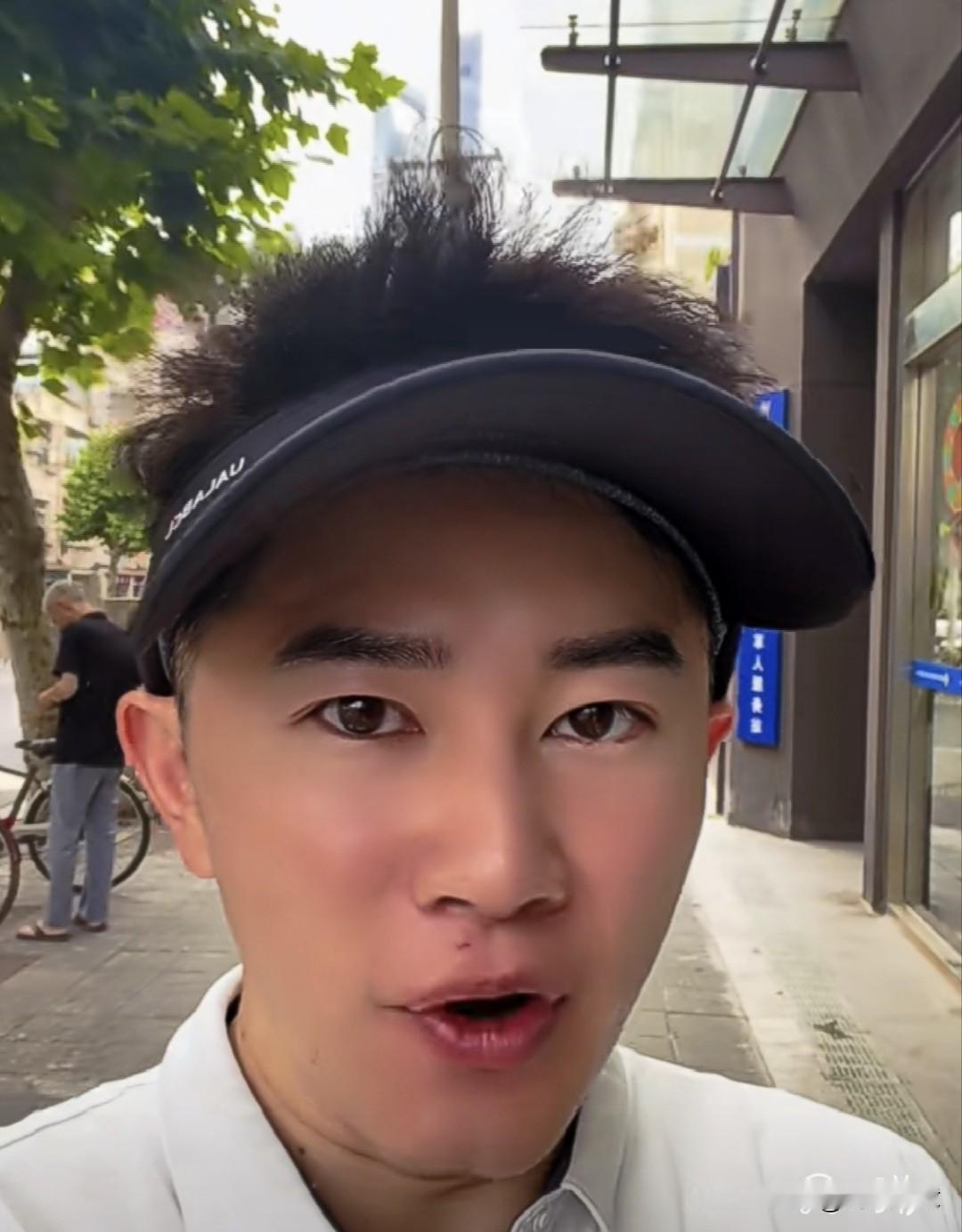 上海一男主持人为何领取失业金？
近日，一位网民为“斌斌真有礼”的博主发视频称，自